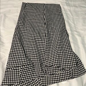 Old Navy Black and White Houndstooth Pixie Pants